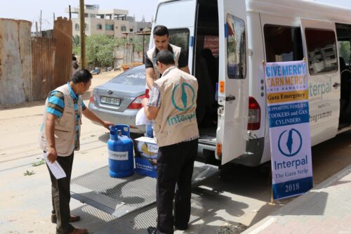 Interpal staff distribute aid to Palestinian refugees in Gaza